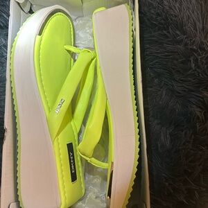 Gorgeous DKNY Maeryn-thong sanda sandals
